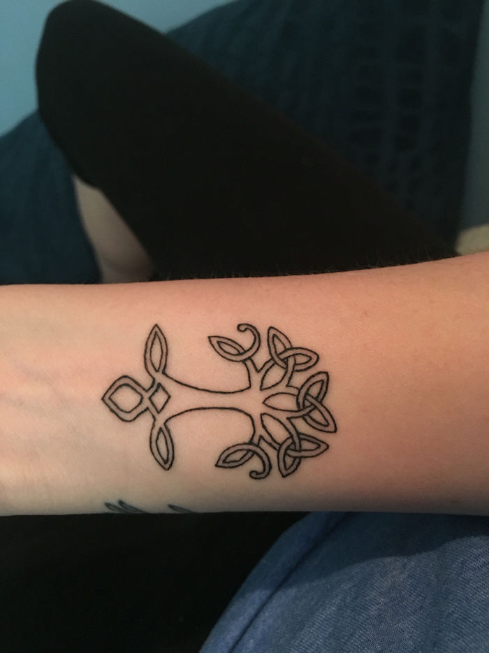 un arbore stilizat de tatuaj de viață pe încheietura mâinii cu forme geometrice