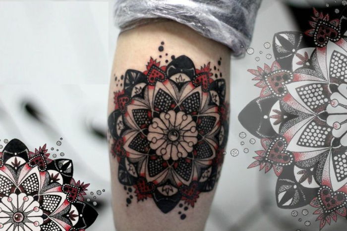 bel tatuaggio del braccio in rosso e nero con piccoli cerchi bianchi e punti neri in diverse misure, motivo del tatuaggio con motivi a cuore e punto in bianco