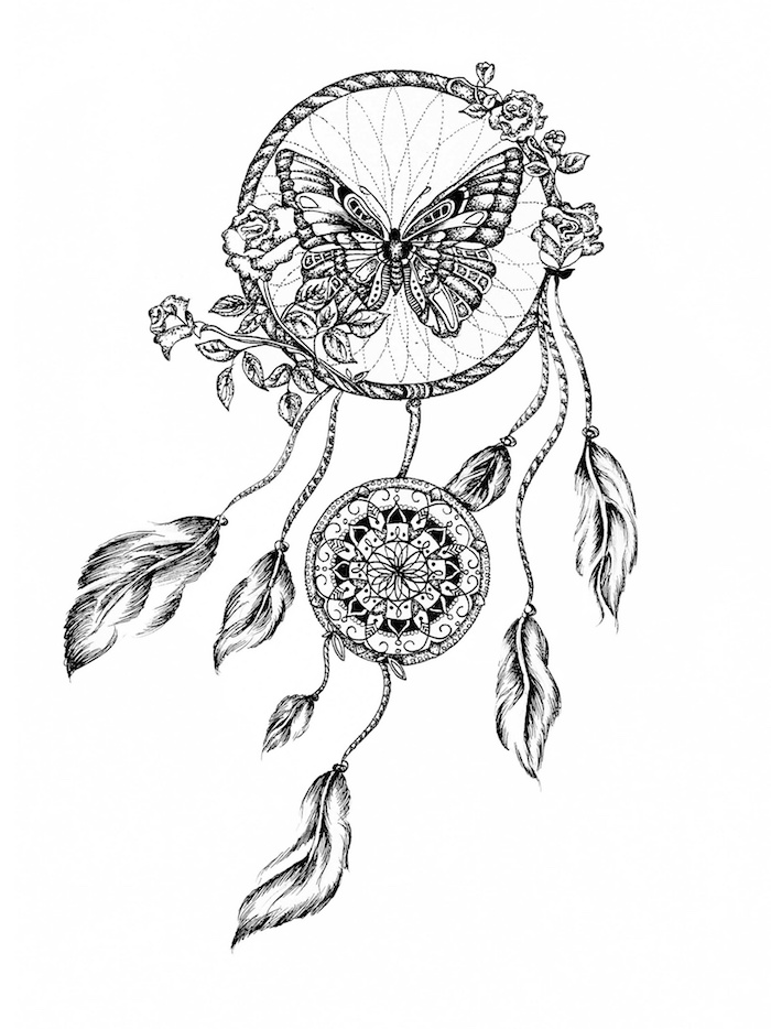 Zdaj vam pokažemo idejo za tetovažo z lovcem sanje z belimi cvetovi, metuljčkom in belimi vrtnicami