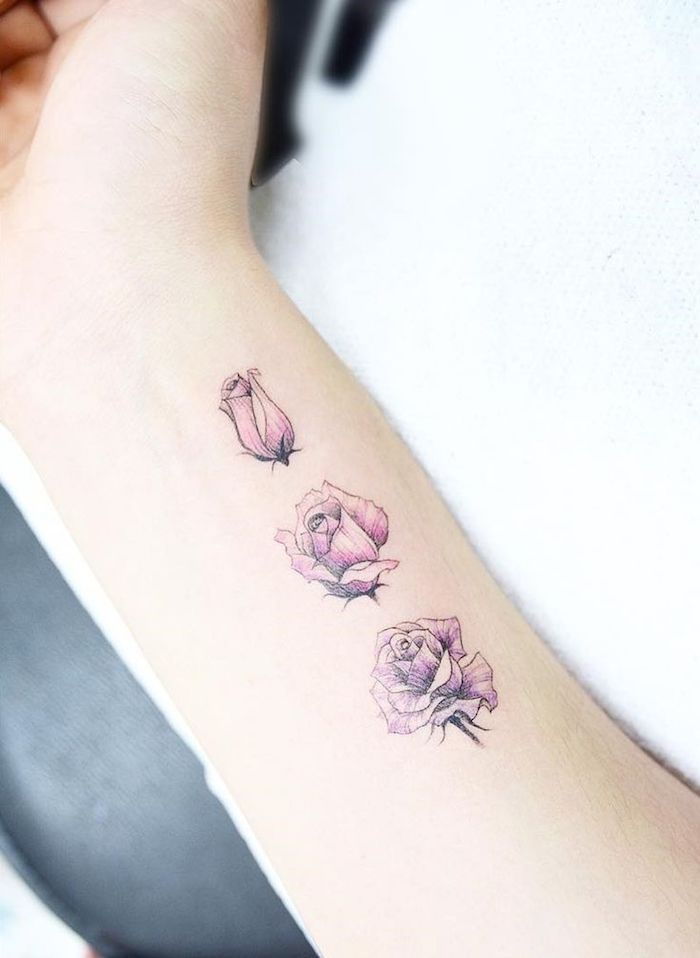 tatuaj femeie braț, trandafiri roz roz pe antebrațul ei