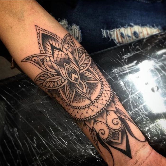 tatuaj braț femeie, tatuaj mandala în negru și gri