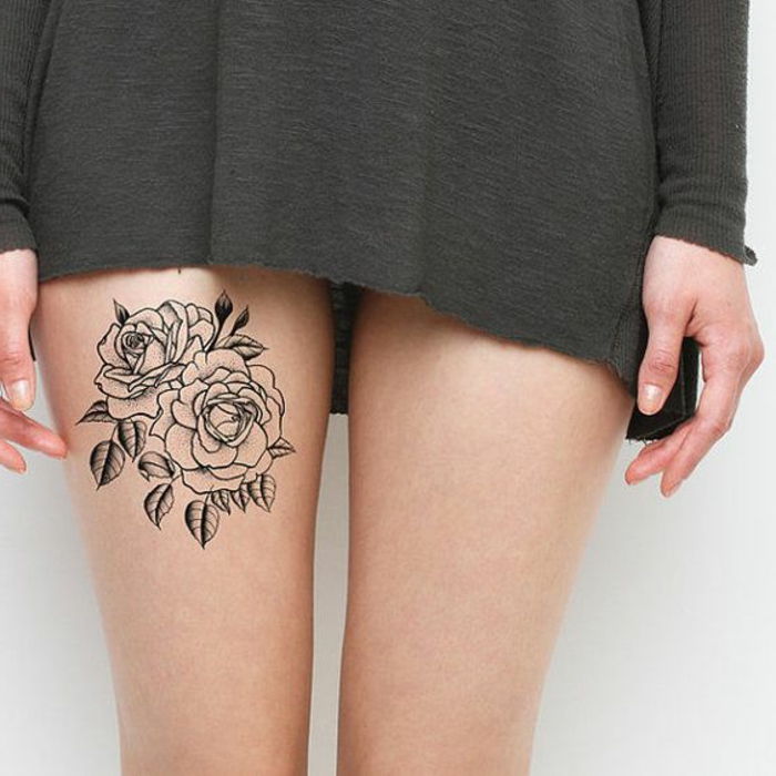 mažai tatuiruočių idėjų, tatuiruotės ant moterų rožių šlaunų su mažais lapais žalsva