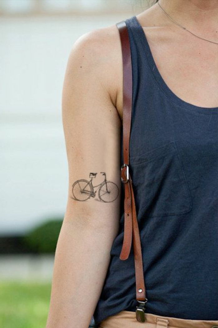 små tatoveringsideer å ri på sykkel og hjul på arm tatovering tatovering ide braces kvinne antrekk