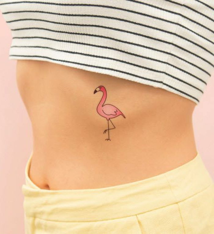 modelli di tatuaggio fenicottero uccello giallo pantaloni plaid camicetta corpo nudo tatuaggio su di esso attaccare e mostrando