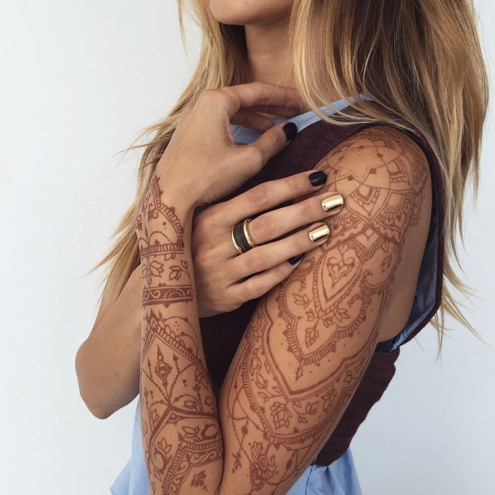 tatovering maler lang tatovering på ganyen arm brun fargen henna midlertidig tatoveringer manikyr ring