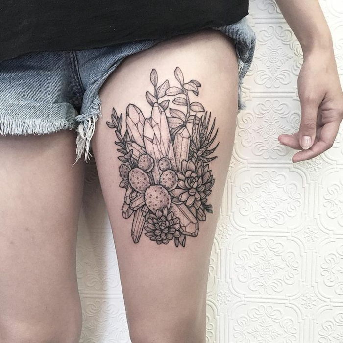 tatoveringsmal midlertidige tatoveringer på bein lår krystaller og blomster symbol på naturen