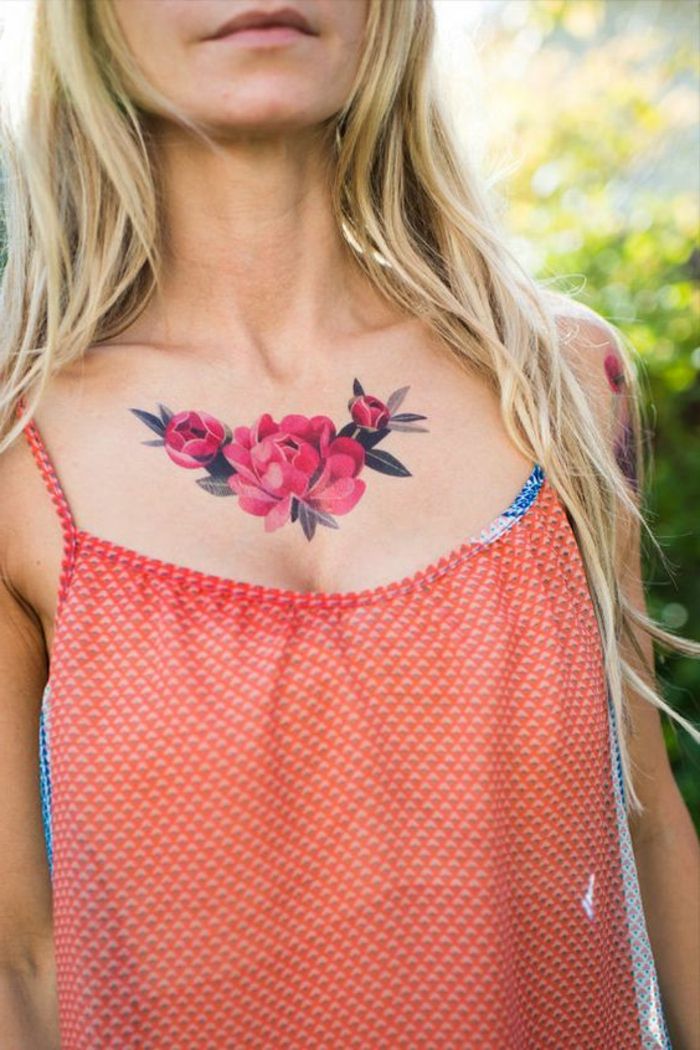 tatuaj șablon femeie frumoasă cu păr blond și tonuri de piele strălucitoare purtând colorat tatuaj floare de ciclamen