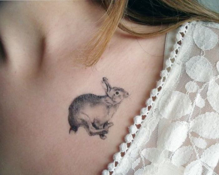 Tatuaż króliczek, skaczący króliczek, tatuaż piersi kobiety, wybielone włosy