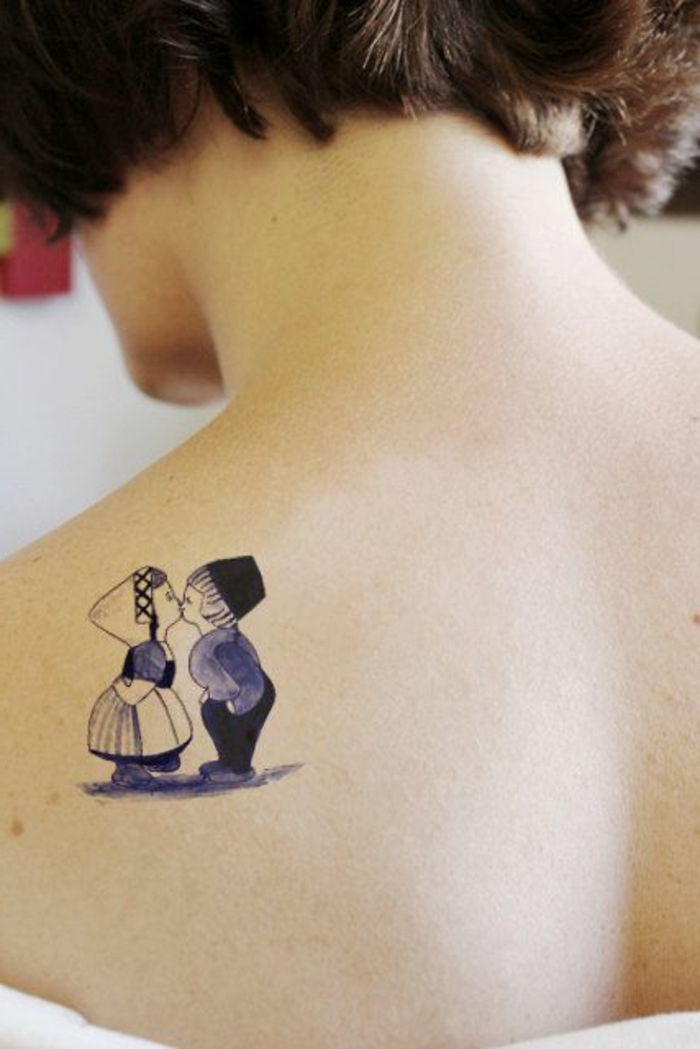 tatoveringer kvinne romantisk liten tatovering ideer jente og gutt kysse hverandre retro stil tatovering diskret
