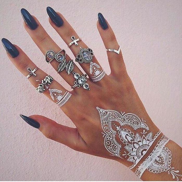 idee per piccoli tatuaggi motivi bianchi a forma di henné, fancy rings e nail design