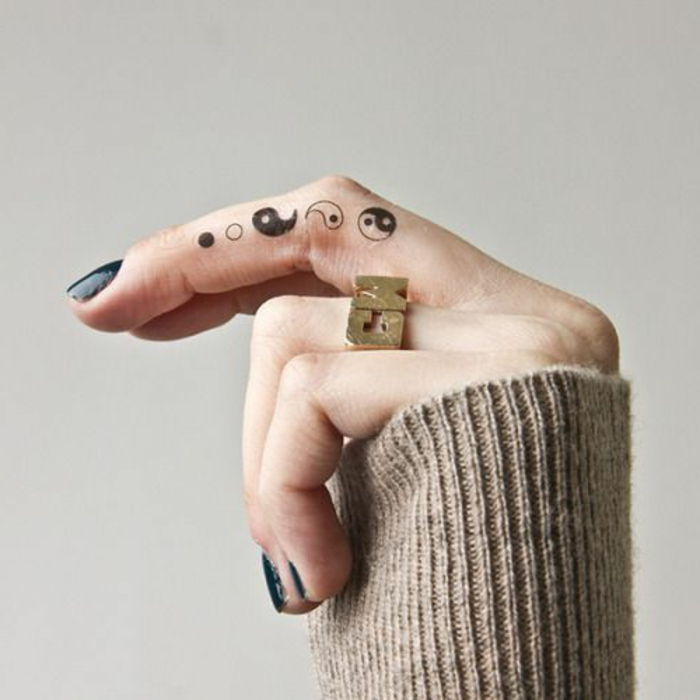 malé tetovanie nápady yin a jang bodky čierne a biele nechty dizajn v čiernom farebnom prsteň