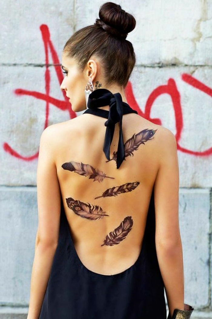 liten tatovering ideer bare tilbake dekorert med fjær tatoveringer fancy tatovering ide kvinne fletning frisyre