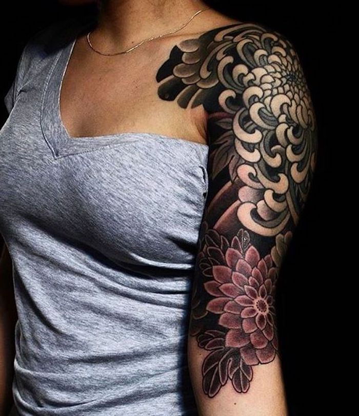 femeie tatuaj braț, doamnă cu bluză gri și tatuaj mare braț