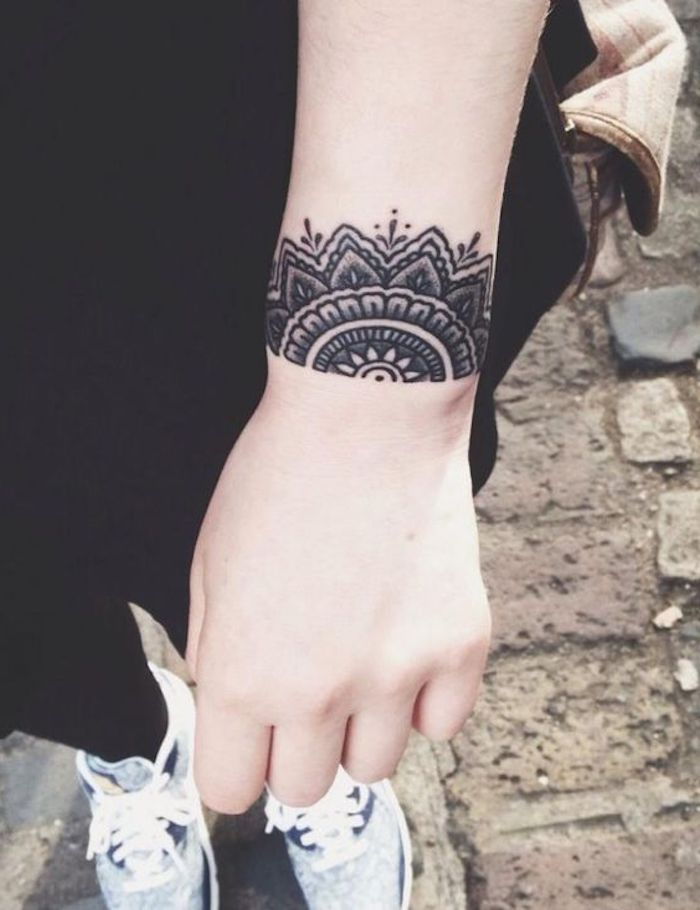 Apyrankės tatuiruotė, pusė mandala, riešo odos piešinys