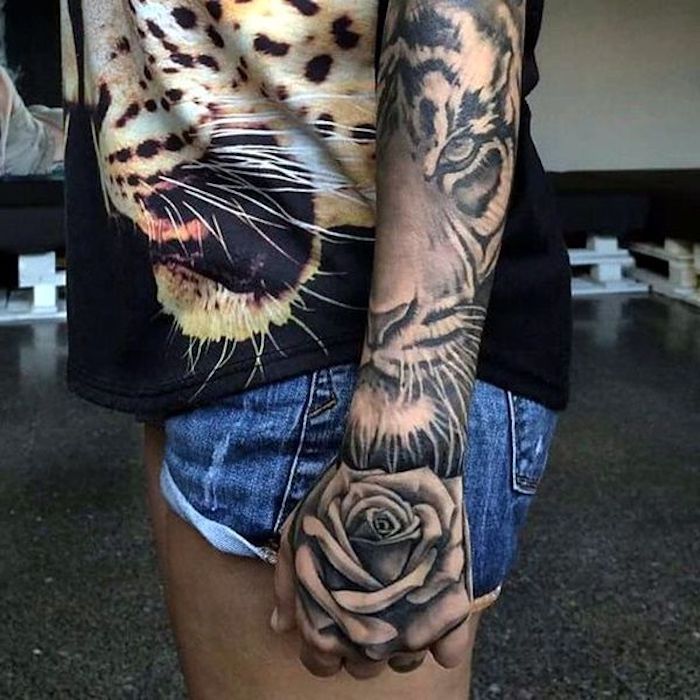 tatuaż ramię kobieta, tatuaż rękaw w czerni i szarości, tygrys, róże
