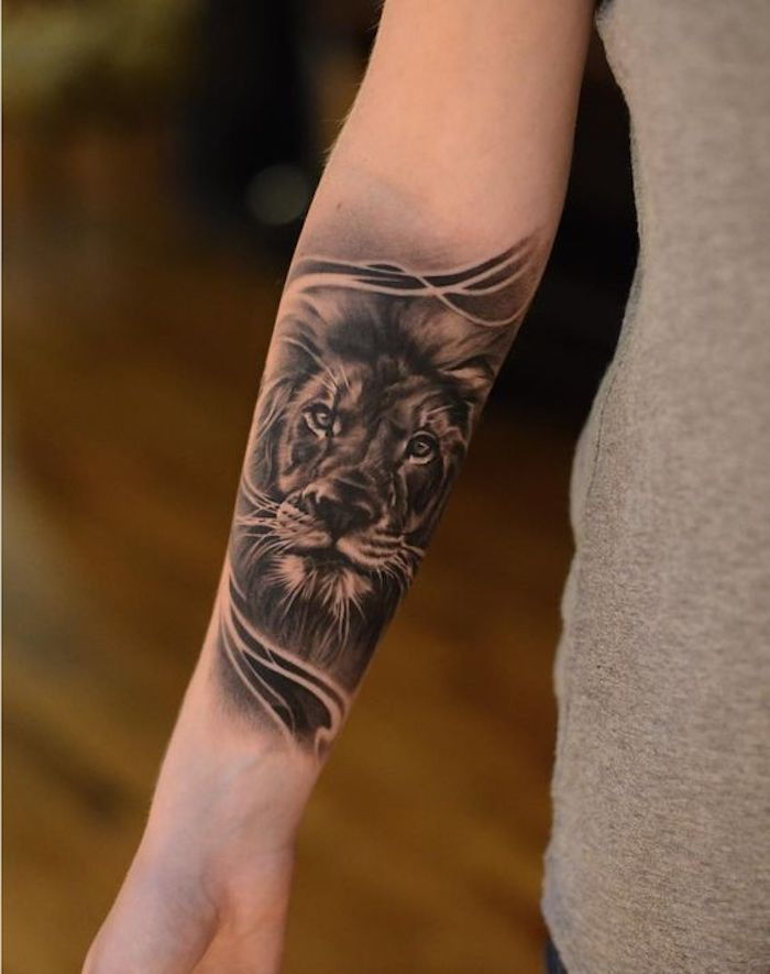 femeie tatuaj braț, tatuaj leu în negru și gri pe unmerged