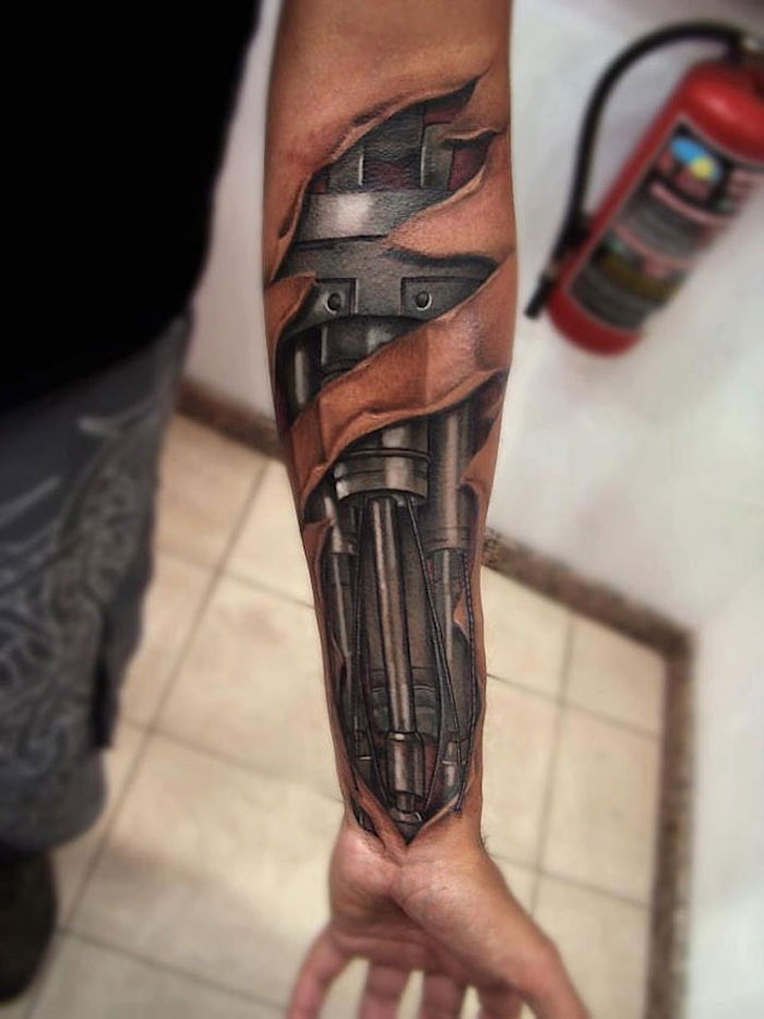 arm tattoo man, biomechanische tatoeage op zijn onderarm
