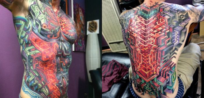 tattoo motieven mannen, man met grote gekleurde tatoeage op het bovenlichaam