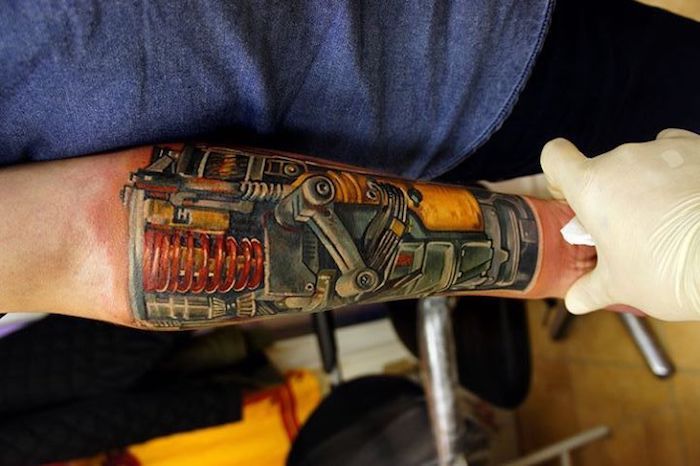 arme tattoo man, gekleurde tatoeage op zijn onderarm, tatoeages voor mannen