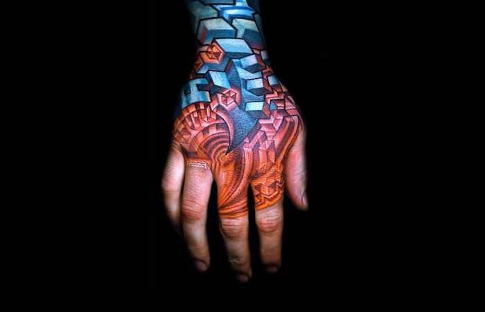 tattoo motieven mannen, biomechanische tatoeage op hand en onderarm