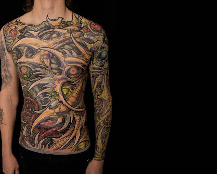 tattoo motieven mannen, grote gekleurde tatoeage op het bovenlichaam