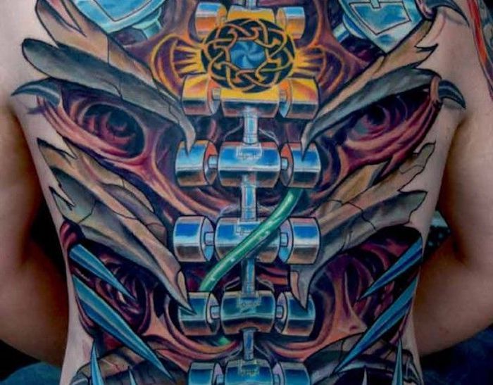 moški za tetoviranje, tatoo s strojnimi deli na hrbtu