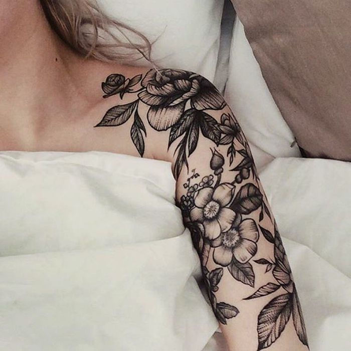 tetovanie rameno žena, tetovanie v čiernej a šedej, kvety