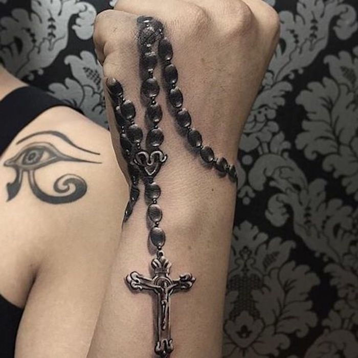 symbole religijne, czarny różaniec z krzyżem, oko Re