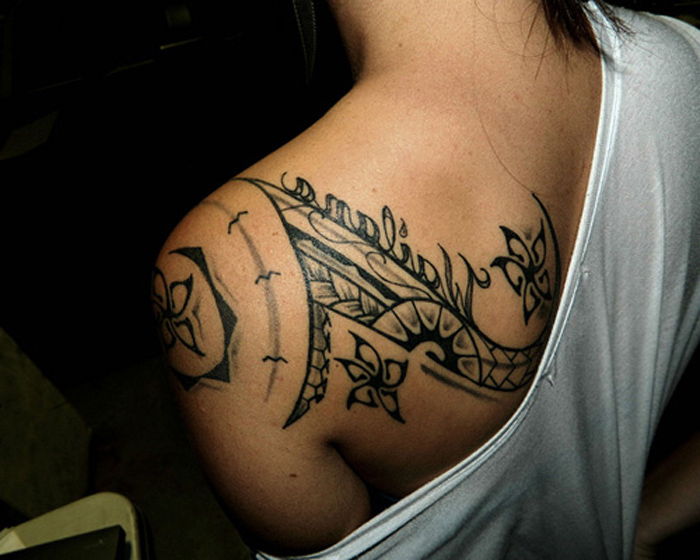 tatuaż ramię, tribal tatuaż z kwiatami i ptak