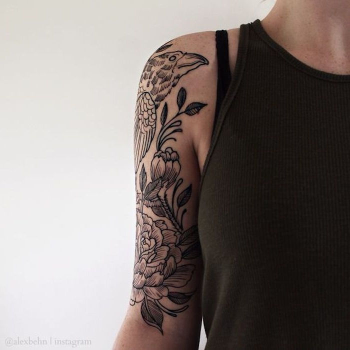 tatuering arm kvinna, dam med underarm tatuering med bumen
