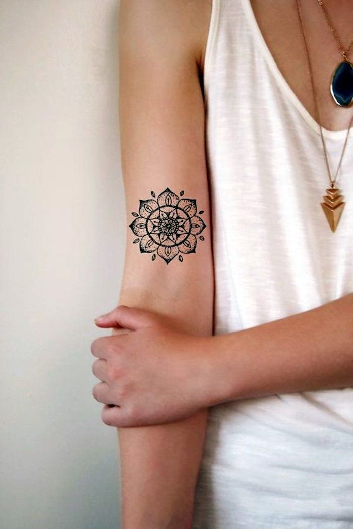 femeie tatuaj braț, tatuaj mandala, floare, doamnă cu bluză albă