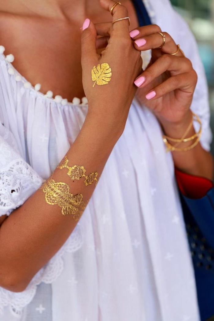 tatuiruotės šablonas auksines apyrankes pakeičia tatuiruotės aukso lapų žiedai rožinis manikiūras