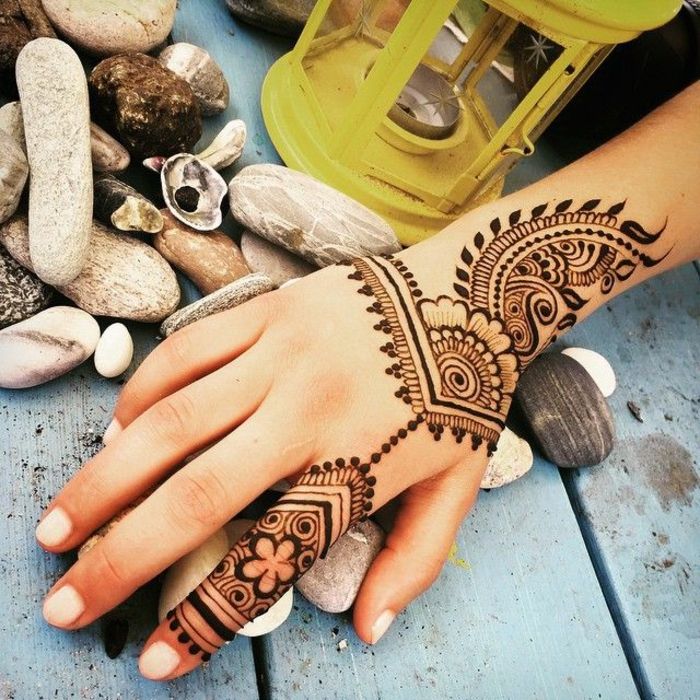 tatuaj șablon tatuaj henna într-o vacanță face vacanta frumoasa bucura de pietre lumina scoici