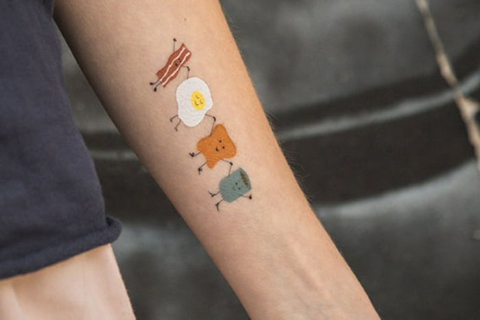 tatuaggio modello tatuaggio colorato mostra quello che ti piace di più per la colazione uova fritte pane caffè carne