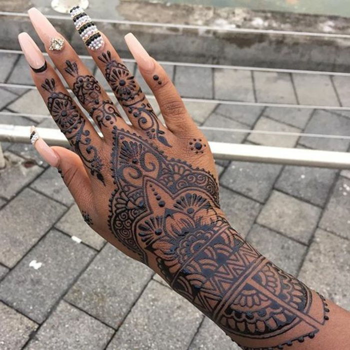 Tetovanie Šablóna Henna Tattoo je najlepšie doplnené vynikajúcimi manikúrami perfektné ručné nechty