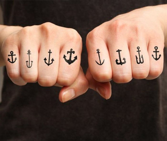 Ancora motivo del tatuaggio in diversi disegni sulle dita tatuato nave nuota