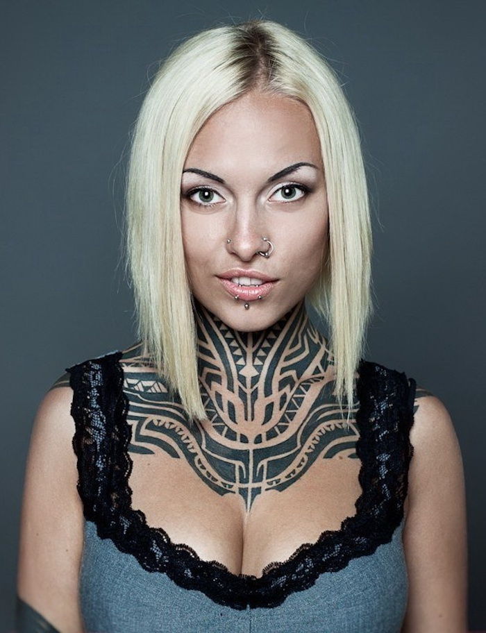 Tribal tatuering hals, rakt blont hår, bob frisyr