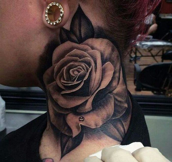 tatoeage nek, zilveren oorbellen met kristallen, rose tatoeage op de hals