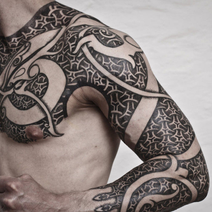 mann, arm, bryst tattoo, tatovering med mange elementer