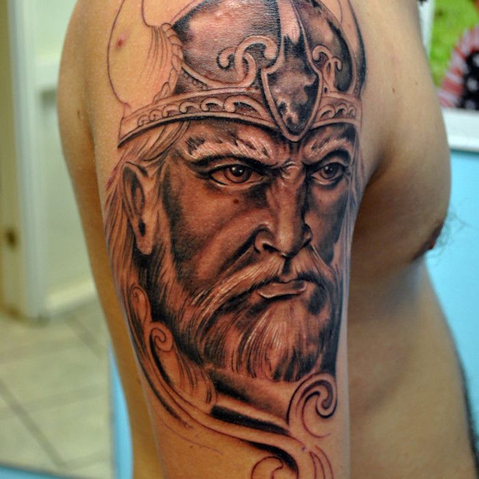 vikings tatovering, overarm, overarm tatovering, mann, hjelm, vannbølger