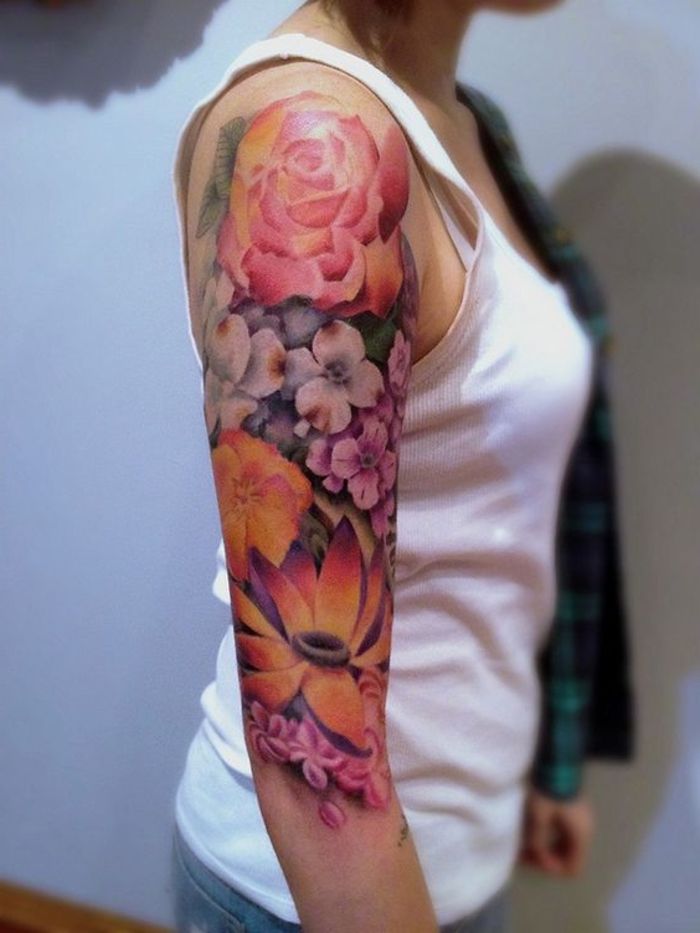 Čia rasite tatuiruotės su įvairiomis gėlėmis ir rožinės rožės idėją - jauna moteris su apatine trikotaže