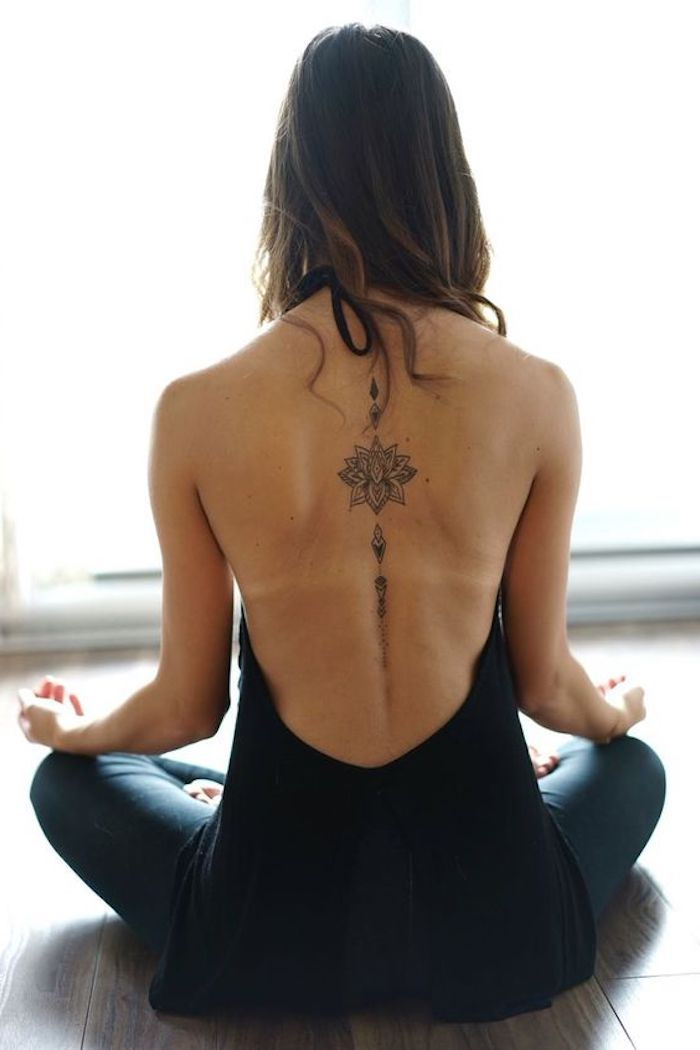tattoo terug, bloemen tatoeage, yoga
