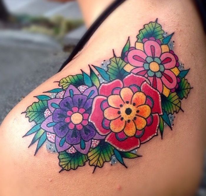 tatuering tillbaka kvinna, färgad tatuering med blommor på hennes axel