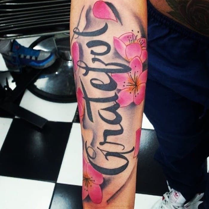 tatuaj în combinație cu flori de cires roz, tatuaje antebrat