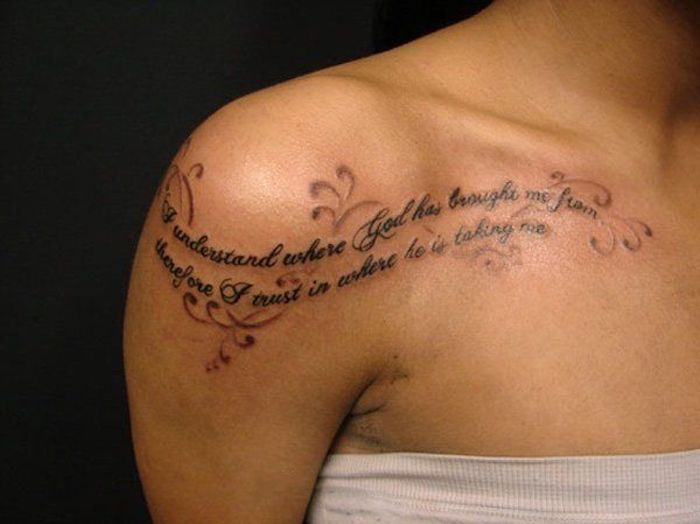 tatuering bokstäver, dam med tatuering på axeln