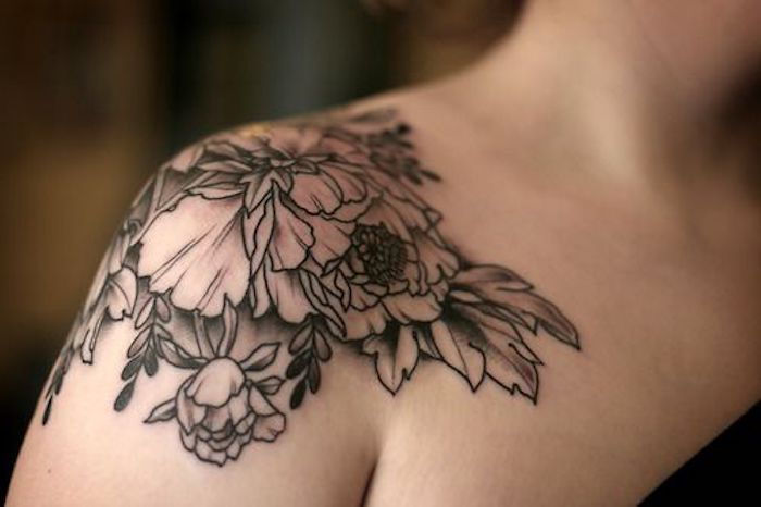 tattoo schouder, tattoo in zwart en grijs, bloemen tattoo