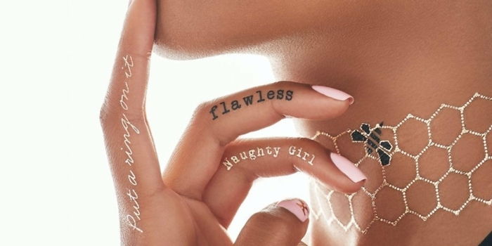 Beyonce dainų tatuiruotės motyvai įdėjo žiedą ant jo grandinės bičių aukso aukso