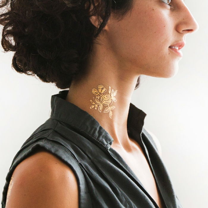 tatuiruotės motyvacinės idėjos aukso spalvos moteris turi tatuiruotes ant savo kaklo laikinos tatuiruotės idėjos