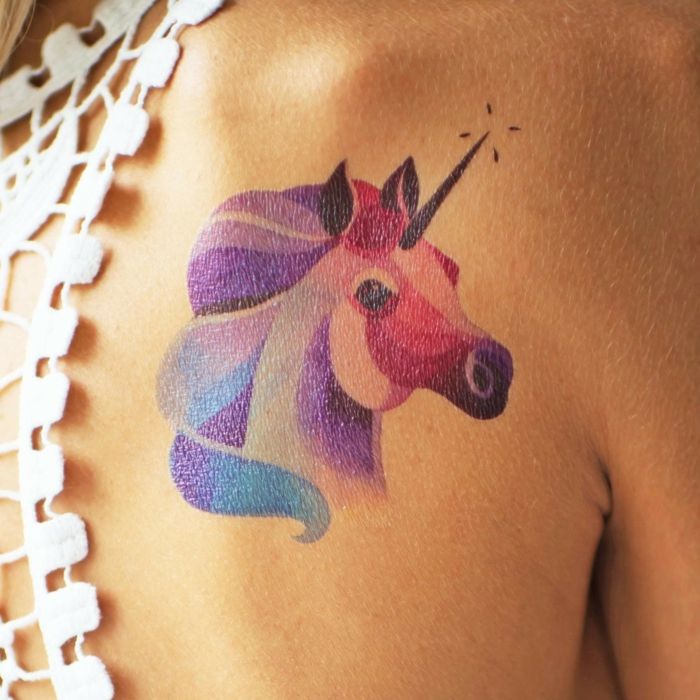 tatovering motiver som liker unicorns ikke fargerike enhjørning tatovering ide lilla blå rosa blonder bluse