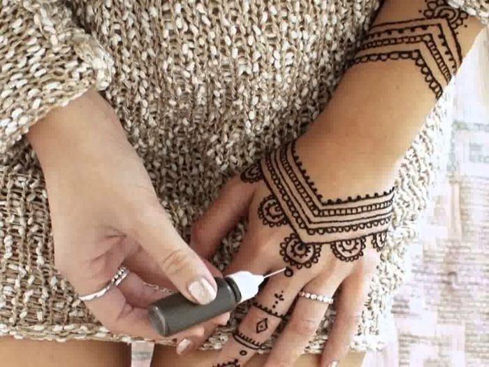 Temi del tatuaggio Il tatuaggio all'henné stesso fa delle decorazioni discrete all'henné sulla pittura a mano